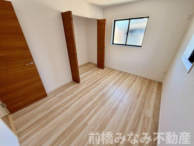 【新築】前橋市北代田町2期　２号棟(全３棟)　アーバンスタイル　新築建売分譲の洋室|落ち着いた色調の洋室です