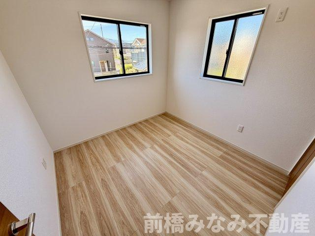 【新築】前橋市北代田町2期　２号棟(全３棟)　アーバンスタイル　新築建売分譲の洋室|明るい洋室です