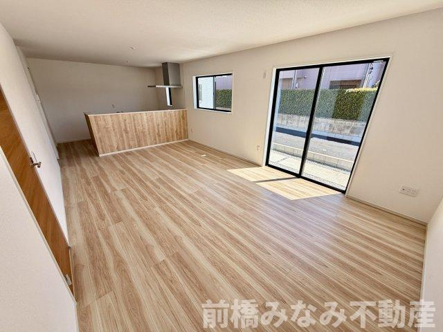 【新築】前橋市北代田町2期　２号棟(全３棟)　アーバンスタイル　新築建売分譲の居間・リビング|おしゃれな居間です