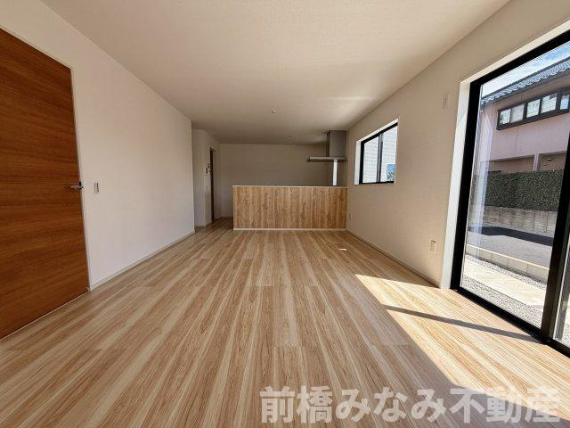 【新築】前橋市北代田町2期　２号棟(全３棟)　アーバンスタイル　新築建売分譲の居間・リビング|ゆったりとしたリビングです
