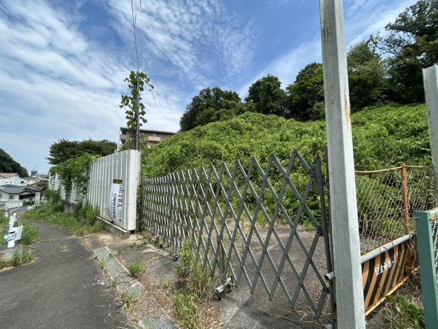 【周辺】 | 広い前面道路と舗装済みの入口がビジネスのアクセスをサポート。傾斜地だからこそ生まれるレイアウトのアイデアがあります。この独特な形状と利便性を、ぜひご自身の目で確かめ、ビジネスの青写真を描いてください。