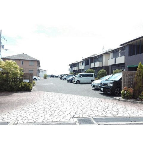 シャーメゾン光明池B棟の駐車場|駐車場完備です