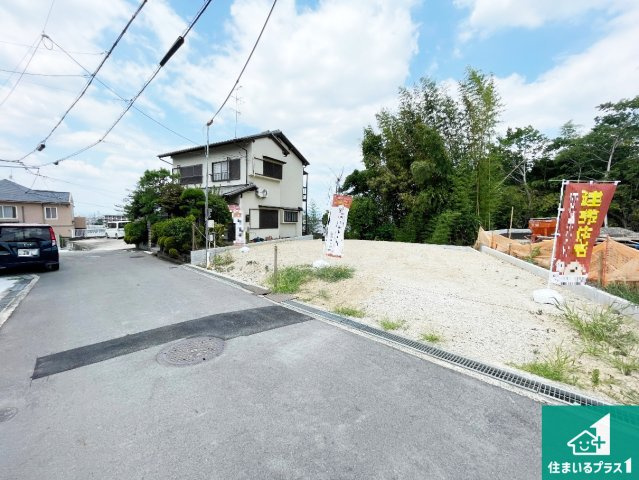 ■寝屋川市国松町　第2期　新築一戸建ての前面道路含む現地写真|周辺は落ち着いた街並みの住宅地！子育てがしやすい住環境です！まだ未完成ですが、現地でしかわからない事もございます。是非一度ご覧ください。