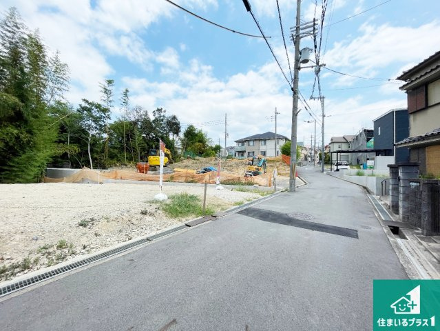 ■寝屋川市国松町　第2期　新築一戸建ての前面道路含む現地写真|周辺は落ち着いた街並みの住宅地！子育てがしやすい住環境です！まだ未完成ですが、現地でしかわからない事もございます。是非一度ご覧ください。