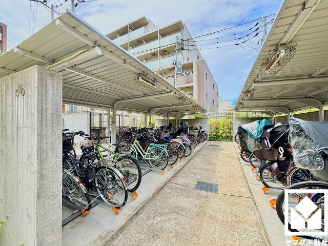 リアージュ西宮門戸厄神の駐輪場|駐輪場にはサイクルラックを備えています。スッキリ整理されて、自転車同士が接触・転倒しにくい設計です。