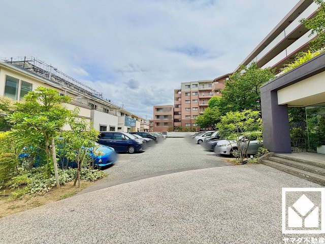 リアージュ西宮門戸厄神の駐車場|敷地内に駐車場を設置（月額13800円）。車の出し入れがしやすい平面式で、日々のお車の利用にも便利です。空き状況等の詳細は弊社スタッフまでお気軽にお問い合わせください。