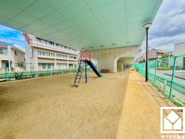 リアージュ西宮門戸厄神のその他|ブランコやすべり台、砂場などを備えた「門戸高架下東児童遊園」まで徒歩2分（約130m）。向かいには「万代西宮門戸店」があり、遊び場と日々のお買い物施設が身近に揃う便利なロケーションです。