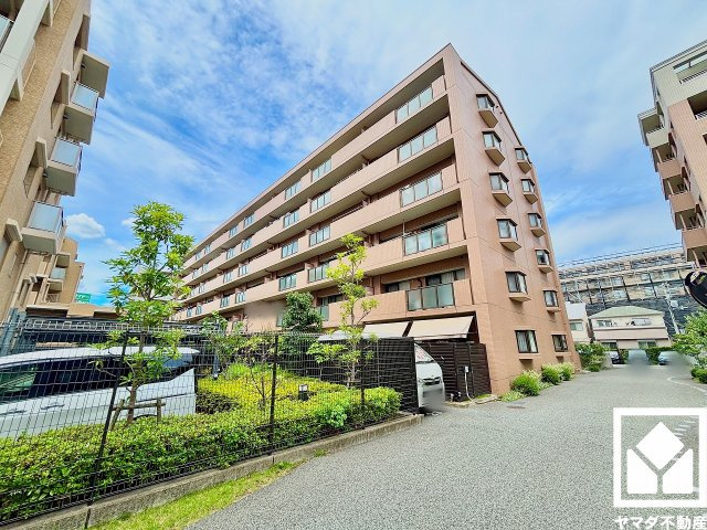 リアージュ西宮門戸厄神の外観|「イオン西宮門戸店」まで徒歩3分、「ファミリーマート阪急門戸厄神駅前店」まで徒歩5分、「ローソン門戸厄神駅前店」まで徒歩6分など、他にもお買い物施設が徒歩圏内に複数あり便利な住環境です。