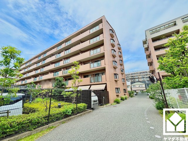 リアージュ西宮門戸厄神の外観|カウンターキッチンなので配膳や片付けがしやすく、お料理中もリビングにいるお子様の様子が見守りやすい設計です。