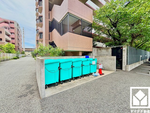 リアージュ西宮門戸厄神のその他共用部分|衛生面への配慮もうかがえる、心地よく利用できるごみ置き場です。