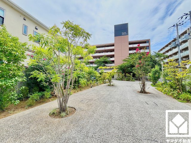 リアージュ西宮門戸厄神の外観|広々としたエントランスアプローチ。定期的な清掃・管理体制が整っており、帰宅時や来客時にも気持ちの良い空間です。