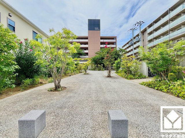 リアージュ西宮門戸厄神の外観|敷地内は木々が多く植えられていて、四季の移り変わりが感じられる緑豊かな景観です。自然を身近に感じながら、落ち着いた雰囲気の中でゆとりある毎日をお過ごしいただけます。