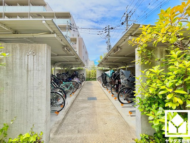 リアージュ西宮門戸厄神の駐輪場|屋根付き駐輪場なので、雨や日差しの影響を受けにくく、大切な自転車の保管にも便利です。
