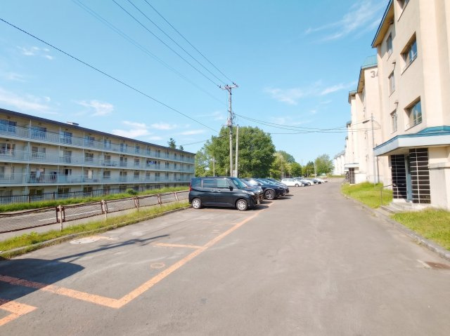 【駐車場】 前面道路や駐車区画にしっかりとゆとりがあり、安心して駐車できます。