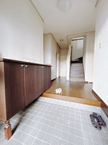【中古戸建】高崎市吉井町南陽台2丁目の玄関|■玄関｜毎日の「いってらっしゃい」や「お帰りなさい」を大切なご家族と過ごす玄関は〈使いやすさ〉を追求しております。玄関横の物入は急な来客時でもさっとお片付けできるスペースを確保しています。