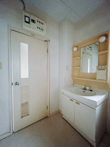 【中古戸建】高崎市吉井町南陽台2丁目の独立洗面台|■洗面室｜ゆとりのある洗面脱衣室ではお子様と並んで歯磨きもできるので一緒に成長を楽しめます♪ひろびろとした洗面室で、朝の準備も楽しくなります☆.*