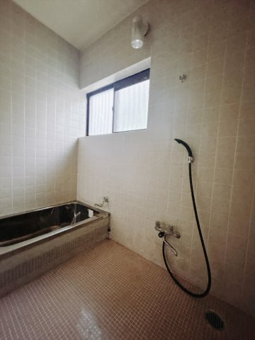 【中古戸建】高崎市吉井町南陽台2丁目の浴室|■浴室｜ゆったりとしたバスタイムをぜひお過ごしください(*＾＾*)大きな窓付きで嬉しい♪
