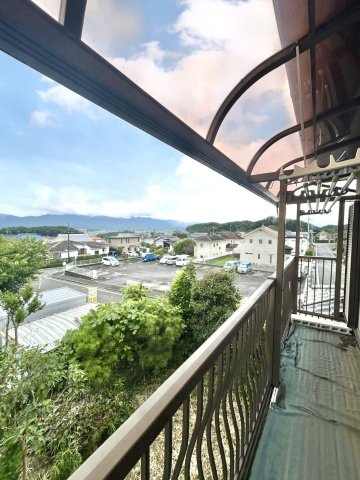 【中古戸建】高崎市吉井町南陽台2丁目のバルコニー|■バルコニー｜あたたかな陽のひかりを浴びることのできるバルコニー。お洗濯物やお布団を干せば、家族みんなが気持ちよく暮らすことができます(*^^*)