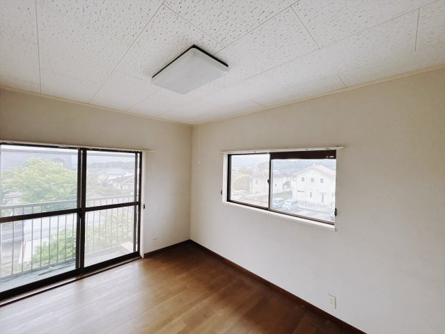 【中古戸建】高崎市吉井町南陽台2丁目の洋室|■2階洋室｜お子様の一人部屋にピッタリな洋室。木のぬくもりを感じるフローリングは、天然木の味わいが時とともに深みを増していきます。また、傷にも強く、フリーワックスでお手入れもラクラクです♪