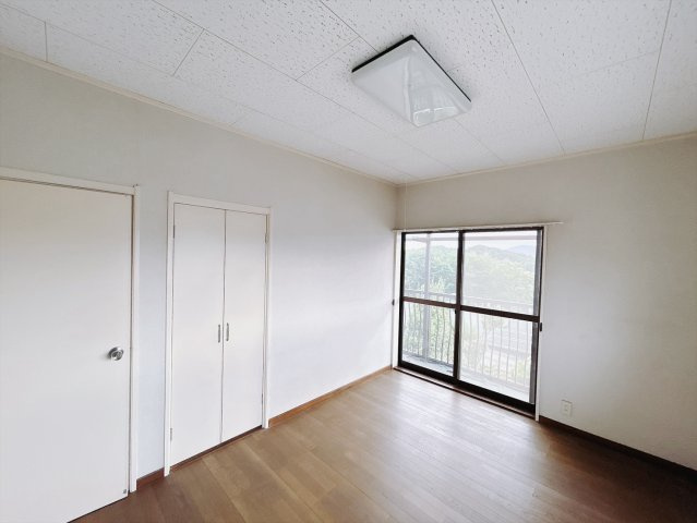 【中古戸建】高崎市吉井町南陽台2丁目の洋室|■2階洋室｜2階洋室には大きな窓をご用意しています。日中はあたたかな日差し差し込み自分時間も充実できますね＾＾