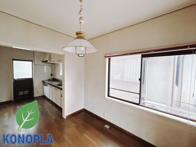 【中古戸建】高崎市吉井町南陽台2丁目の居間・リビング|■リビング｜落ち着きのある表情を見せるリビングダイニング。太陽の光がたっぷり差し込むリビングは、自然とご家族が集まる居心地の良い空間です。