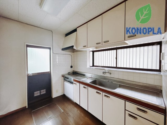 【中古戸建】高崎市吉井町南陽台2丁目のキッチン|■キッチン｜ワークトップの幅が広く、お子様といっしょにお料理をつくったり、ちょっとしたパーティーも楽しめます。フラットなのでお掃除がしやすいのもポイントです♪