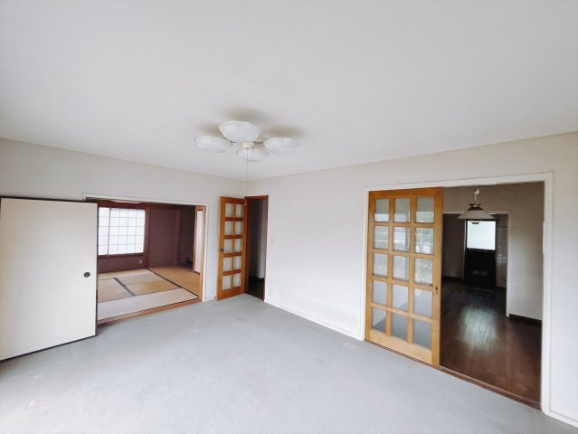 【中古戸建】高崎市吉井町南陽台2丁目の洋室|■1階洋室｜時の流れと共に陽射しは装いを変え空間に新たな彩りを与えます。一日中家に居ても飽きることなく過ごすことができる素敵な空間です♪