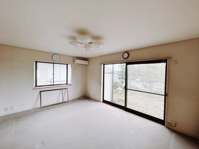 【中古戸建】高崎市吉井町南陽台2丁目の洋室|■1階洋室｜大きな窓付きの空間♪太陽の光がたっぷり差し込む洋室は、自然とご家族が集まる居心地の良い空間です。