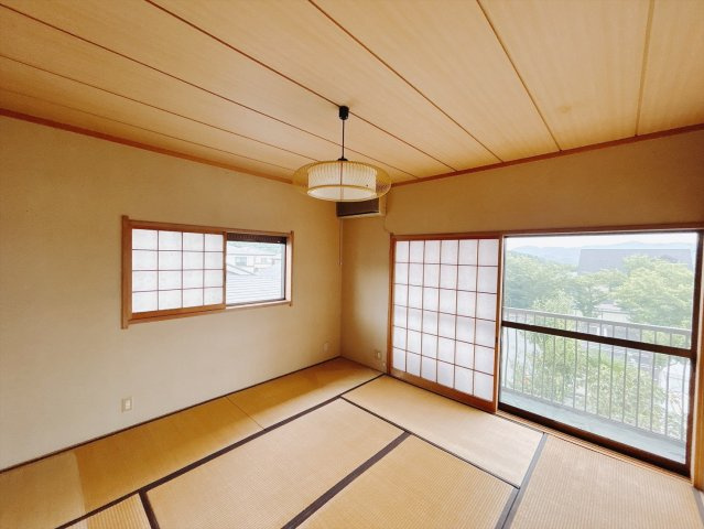 【中古戸建】高崎市吉井町南陽台2丁目の和室|■1階和室｜意外と場所をとるアイロンがけや、お洗濯物を畳むときにも広々と使うことができ、ちょっと一休みしたいとき、すぐに横になれるのも魅力です♪