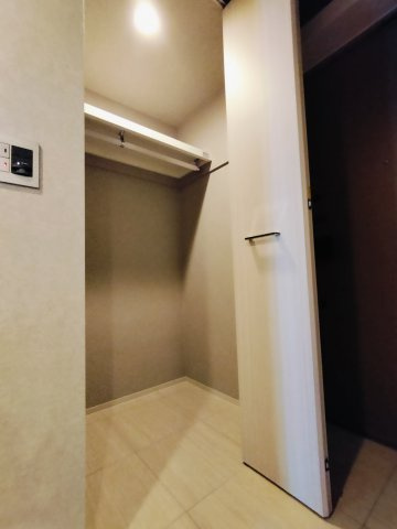 レーベン環状通東 THE RESIDENCEの収納|玄関には大容量のWCL