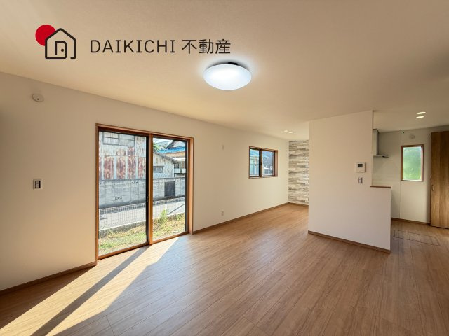 【居間・リビング】 | 久喜市吉羽第7期　ワイウッドコート　新築戸建　全6棟　5号棟