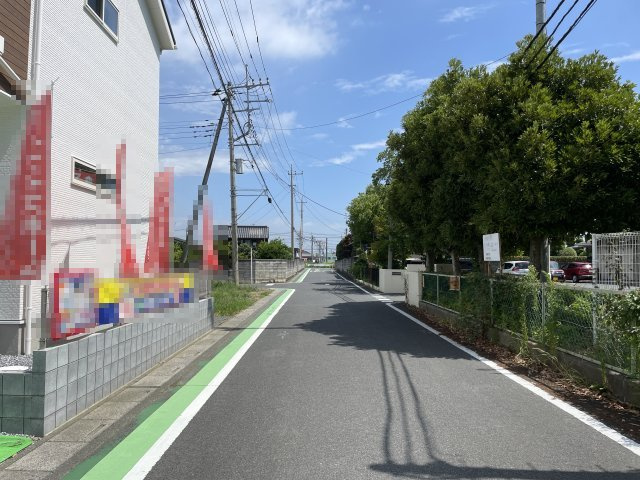 【前面道路含む現地写真】 | 久喜市葛梅1丁目　新築戸建　全3棟　2号棟