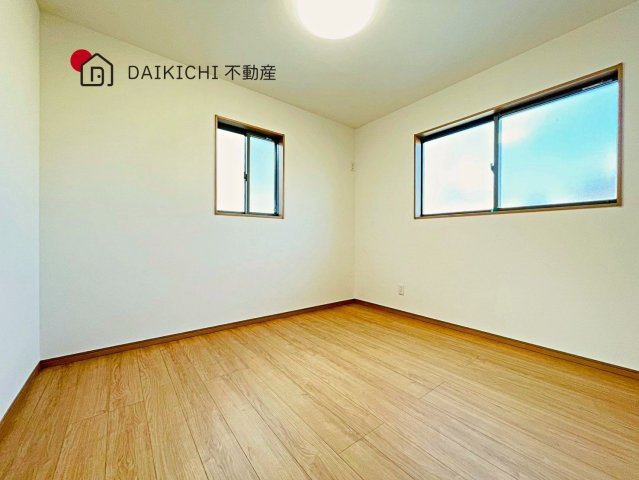 【洋室】 | 久喜市青葉第7期　ワイウッドコート　新築戸建　全3棟　2号棟