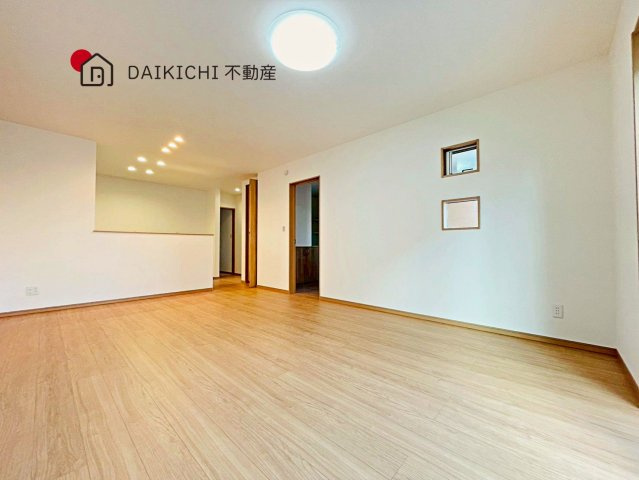 【居間・リビング】 | 久喜市青葉第7期　ワイウッドコート　新築戸建　全3棟　2号棟