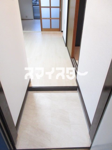 青梅市谷野のアパートの玄関