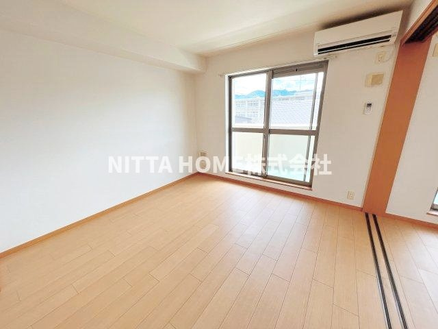舞鶴市倉梯町の賃貸マンションの子供部屋|広々バルコニーから明るい光が差し込みます♪