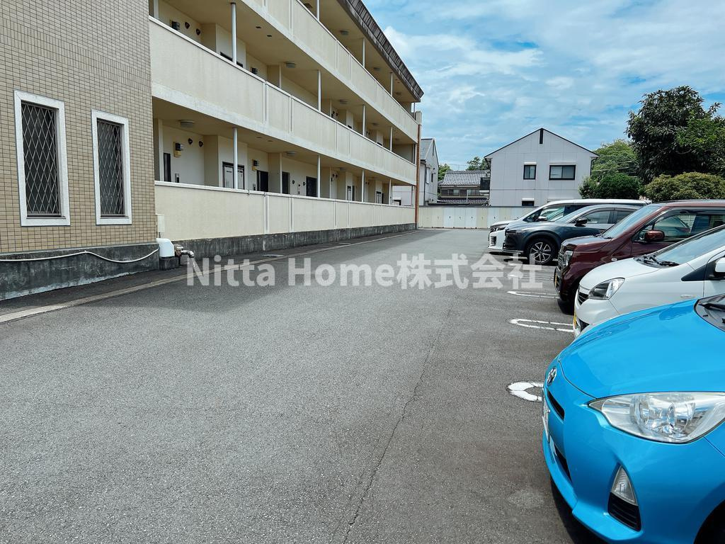 舞鶴市倉梯町の賃貸マンションの駐車場|敷地内に駐車場も完備◎