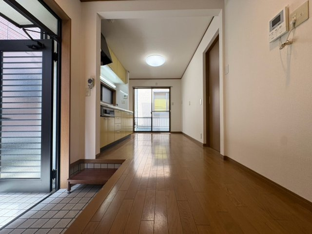 京都市伏見区羽束師古川町の玄関|玄関からすぐにダイニングフロアのある無駄のない間取りとなっております。