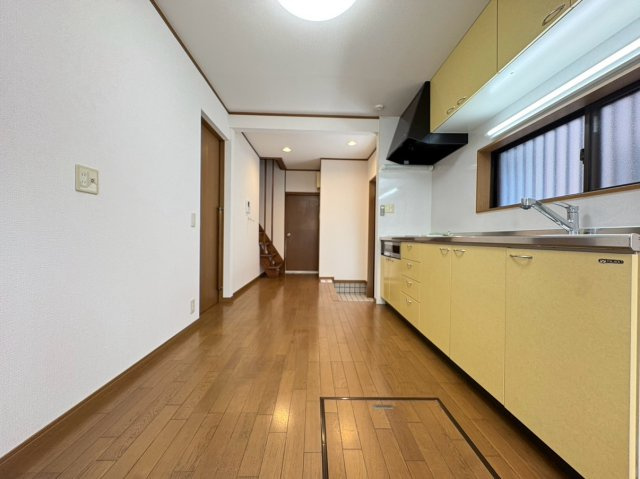 京都市伏見区羽束師古川町のキッチン|ダイニングキッチンフロア。
床下収納もございます。