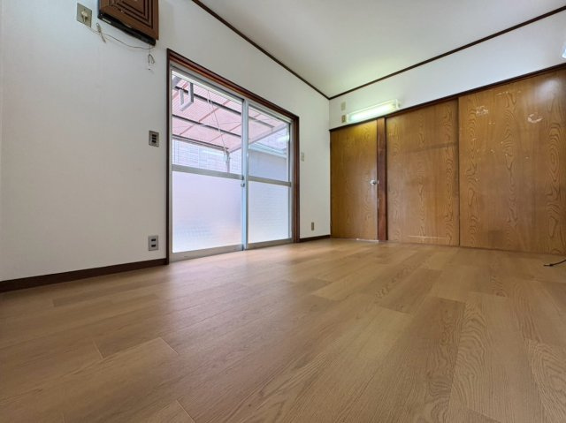 京都市伏見区羽束師古川町の洋室|ダイニング横の洋室フロアはリビングとしてお使いいただけます。南北からの採光で明るいお部屋です。