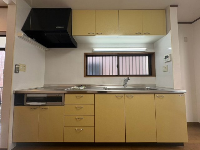 京都市伏見区羽束師古川町のキッチン|IHクッキングヒーターのキッチン。
作業スペースも広く確保された使いやすいキッチンとなっております。