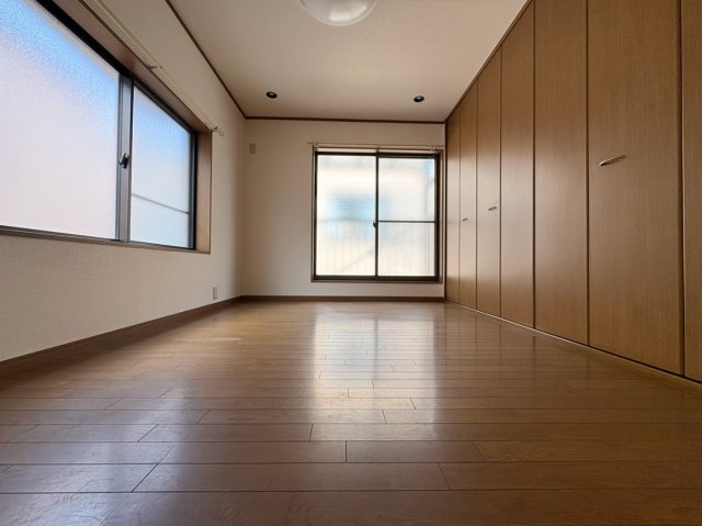 京都市伏見区羽束師古川町の洋室|2階西側洋室
ベランダへの動線のある洋室。広めのクローゼット付きです！