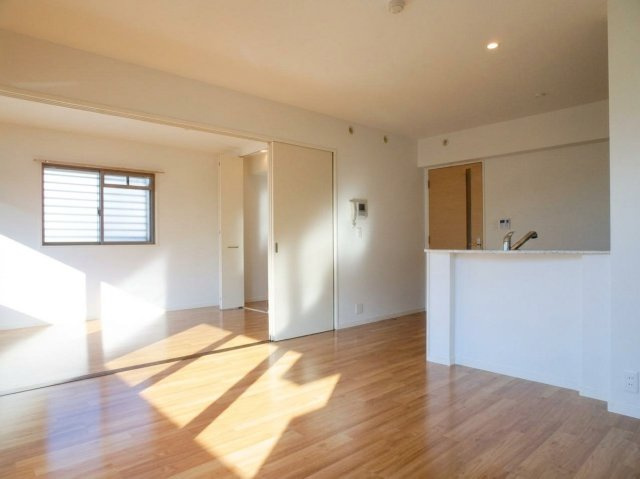 クレールブランの居間・リビング|角部屋、日当たり良好で過ごしやすい空間。
明るい室内です。