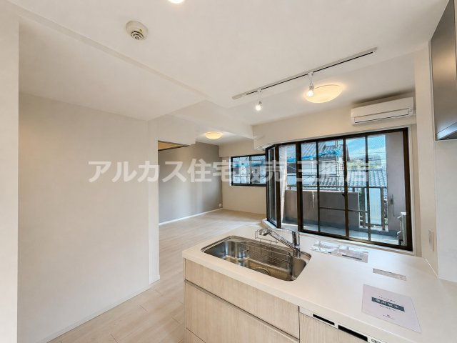 アールヴェール荻窪北のキッチン|リビング全体を見渡しながら料理を楽しめる、オープンデザインのキッチン。