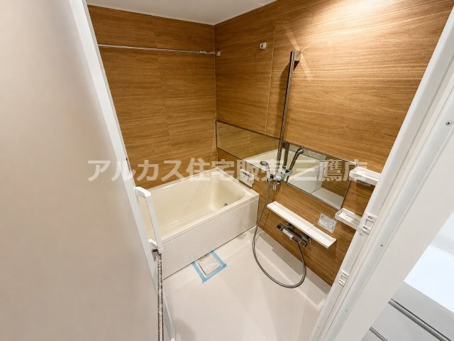 アールヴェール荻窪北の浴室|木目調パネルが温もりを感じさせる、清潔感のあるバスルーム。