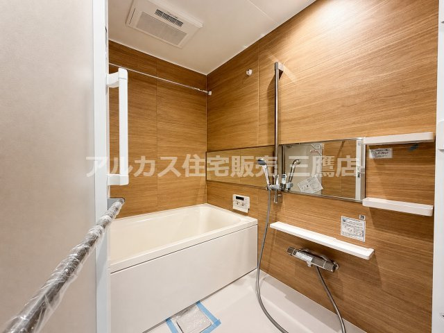 アールヴェール荻窪北の浴室|ワイドミラーや手すりが備わり、快適で安全に過ごせる一坪タイプの浴室。