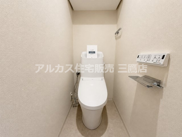 アールヴェール荻窪北のトイレ|温水洗浄便座やペーパーホルダーを備えた、清潔感あふれるスタイリッシュなトイレ。