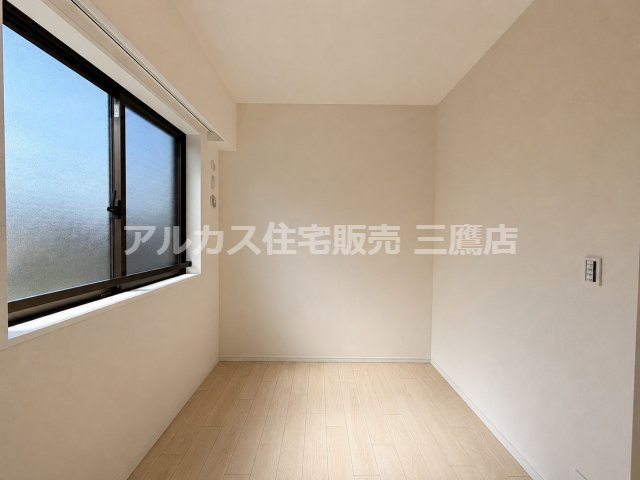 アールヴェール荻窪北の洋室|明るい木目のフローリングと清潔感のあるクロスが心地よい空間を演出する洋室。