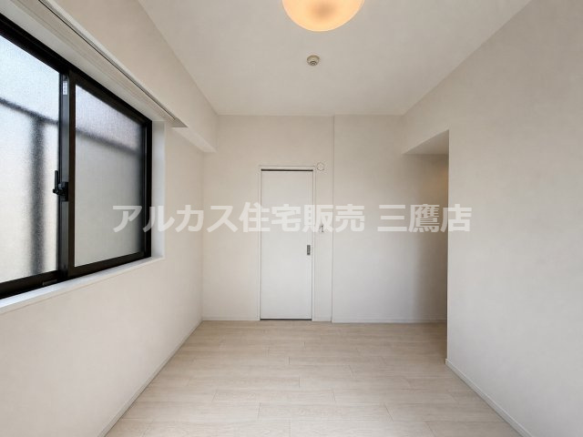 アールヴェール荻窪北の洋室|白を基調としたシンプルなデザインで、落ち着いた雰囲気が漂うお部屋。