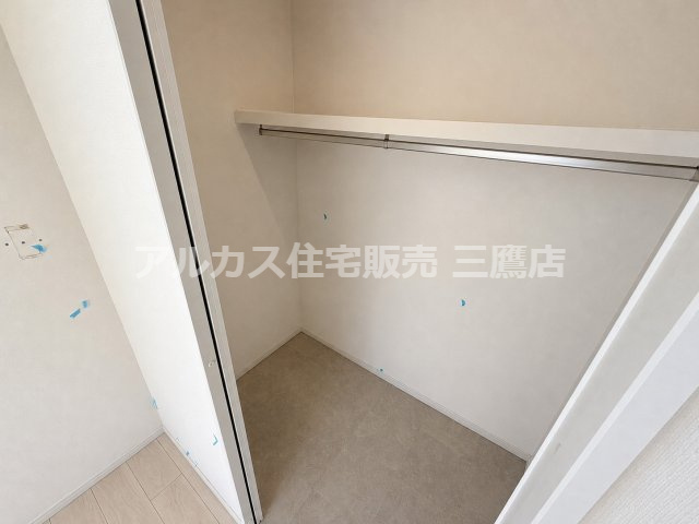 アールヴェール荻窪北の収納|ハンガーパイプと上部棚を備え、衣類や小物を効率よく収納できるクローゼット。